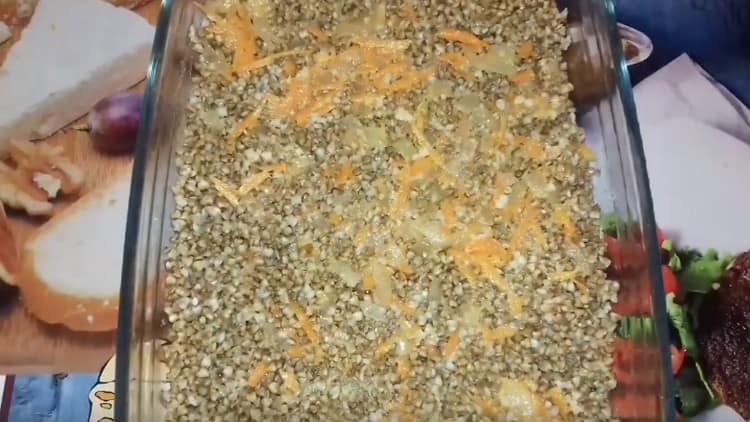 On top of buckwheat, distribute half the vegetable sauce.