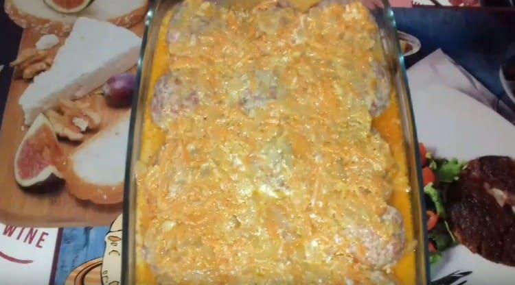 Next, spread the meatballs and cover with the remaining sauce.