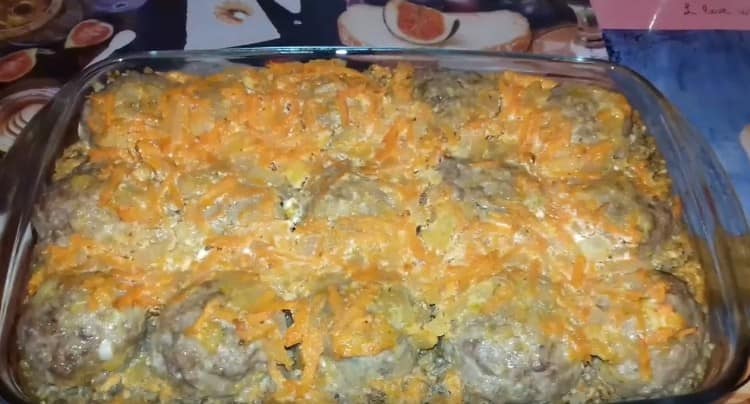 Buckwheat with meatballs in the oven is cooked for about 40 minutes.