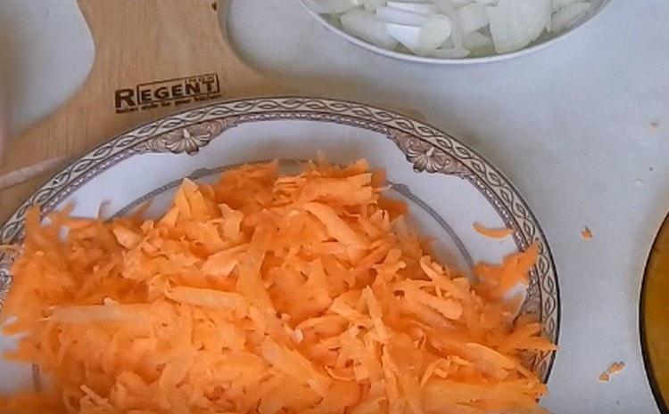 Grate the carrots, finely chop the onions.