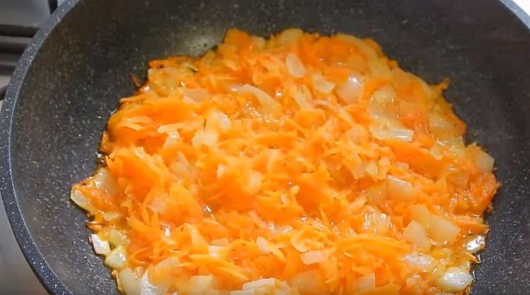 Fry carrots with onions in vegetable oil.
