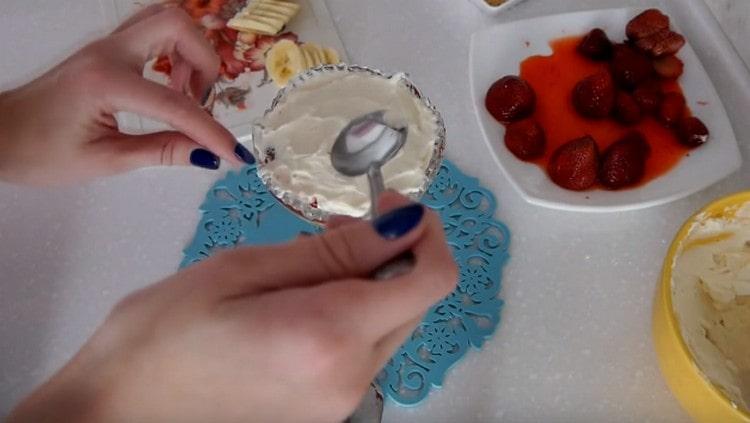 Repeat the layers of dessert.