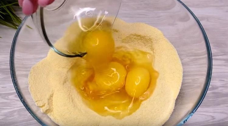 After making a deepening in the flour, add salt, vegetable oil and eggs to it.