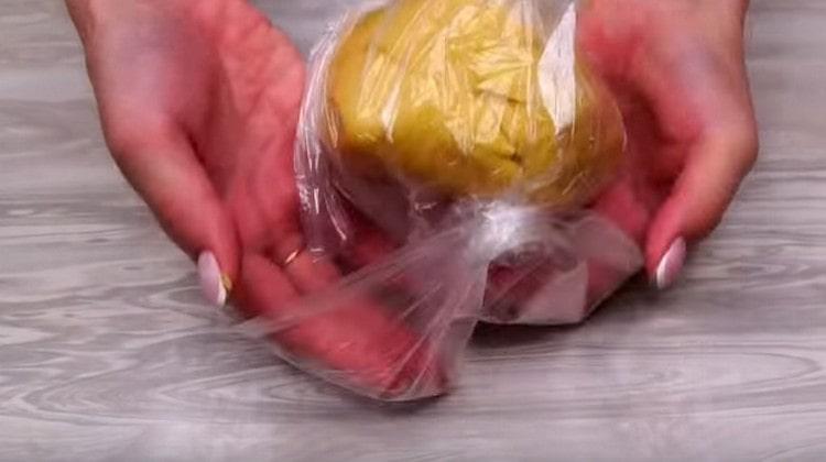 Wrap the dough in a bag and leave for 40 minutes.
