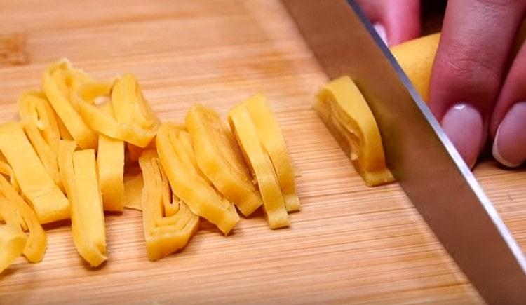 Cut the roll into noodles.