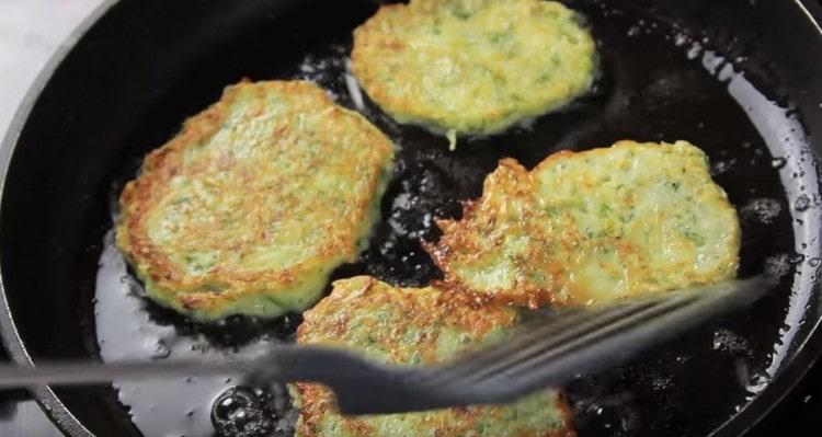 Fry pancakes from zucchini on both sides until golden.