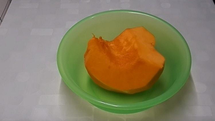 We clean the pumpkin, remove the seeds.