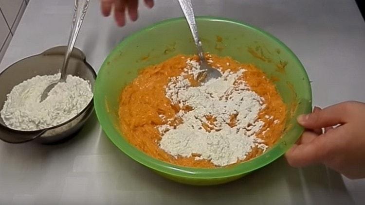 Gradually add flour to the pumpkin mass.