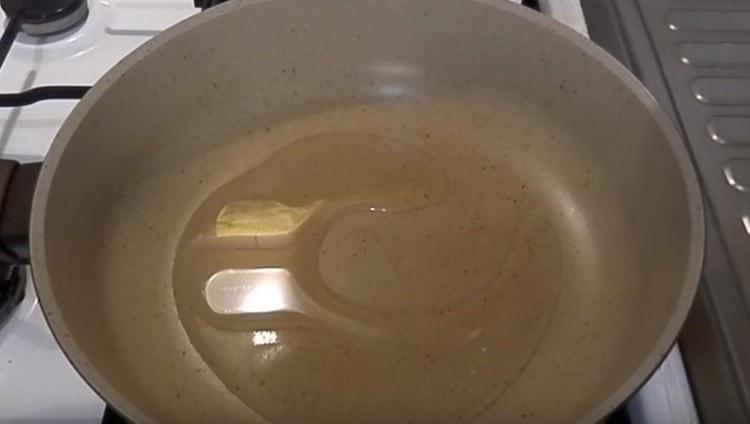 Heat the pan with vegetable oil.