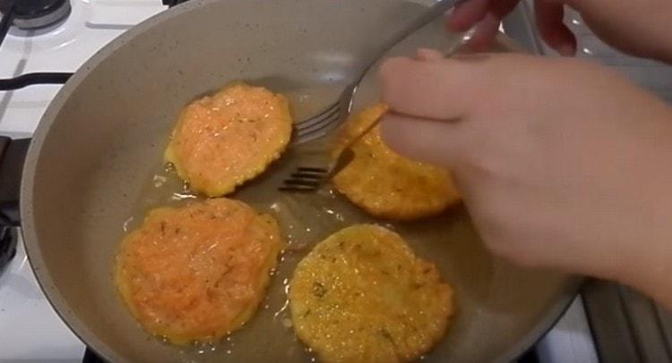 Fry pumpkin pancakes on both sides.