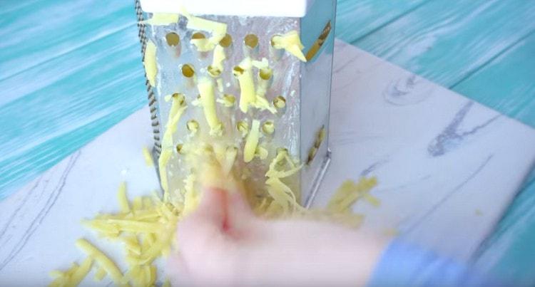 On a coarse grater, rub the potatoes.