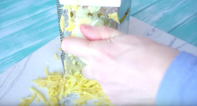 Immediately on the same grater, three onions.