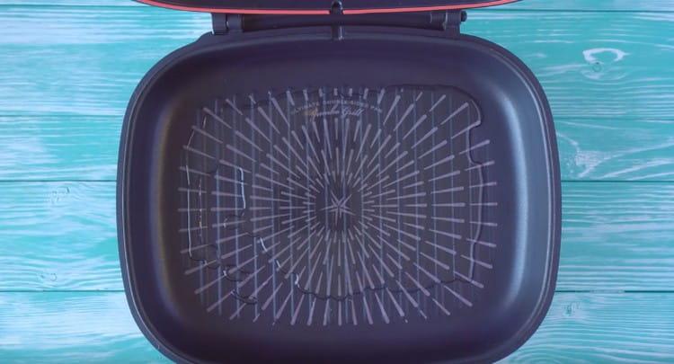 We heat the pan, pour the vegetable oil.