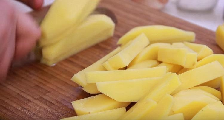 We cut the vegetables in such slices so that they fit into the meat grinder.