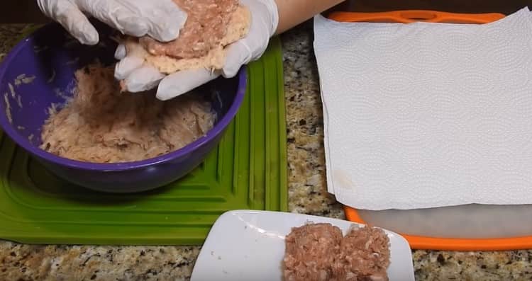 From the potato mass we make a cake, we distribute the forcemeat on it.