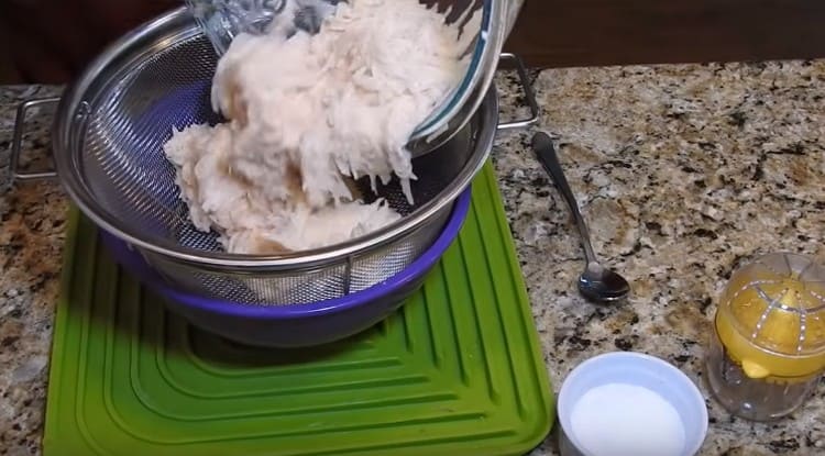 Next, the potatoes need to be transferred to a sieve, so that liquid from the glass.