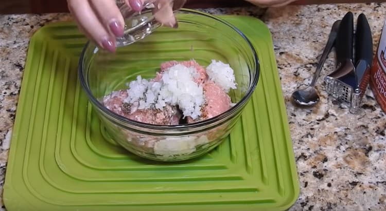 Next, add chopped onions to the minced meat and mix well.
