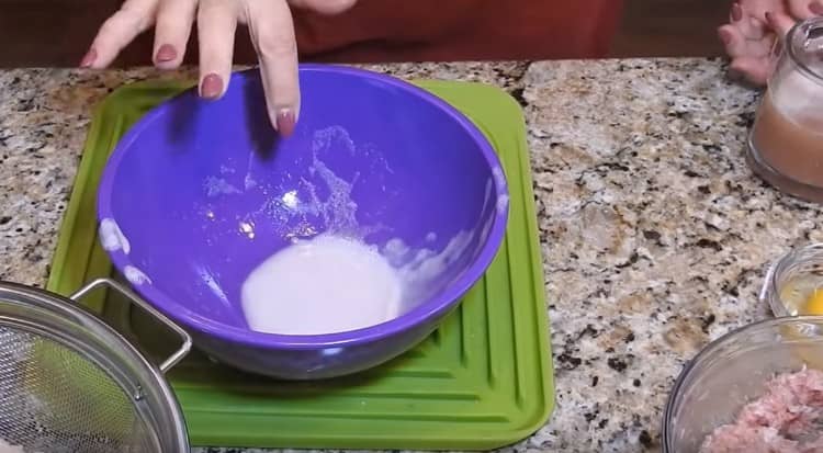 We drain the liquid remaining after the potatoes, and leave the starch at the bottom.