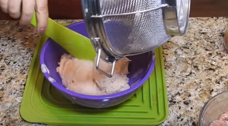 We transfer the dry potato mass into a bowl with starch.
