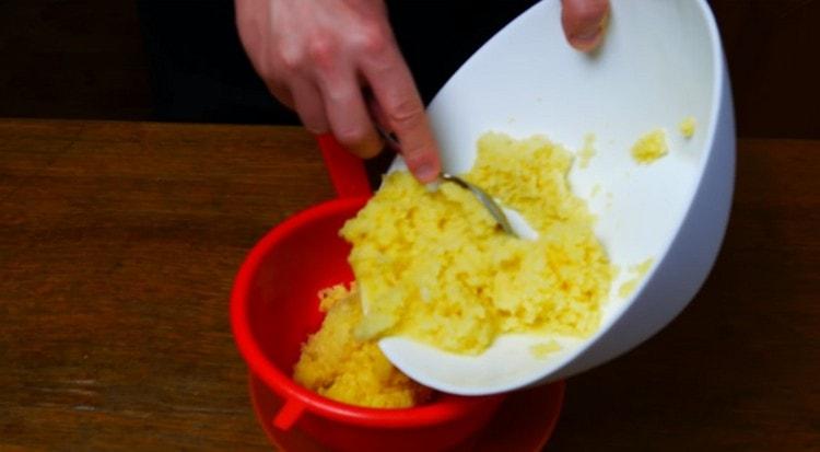Press the potato mass with a strainer.