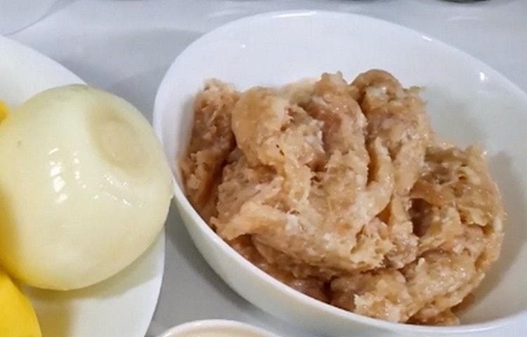 Grind the meat into minced meat.