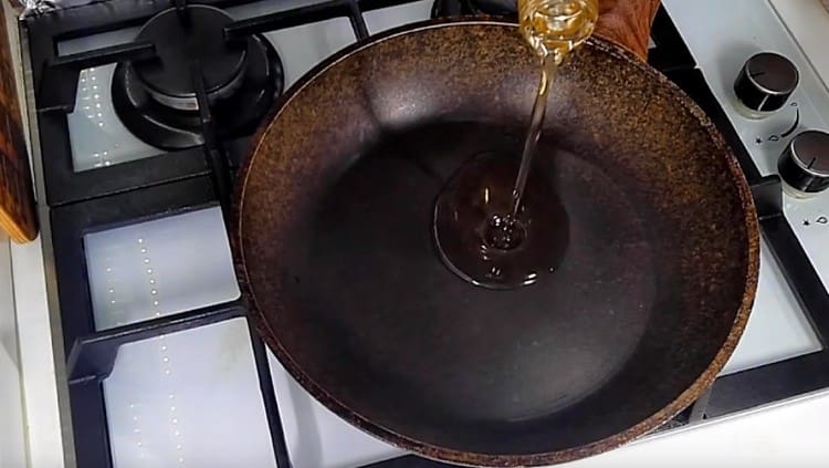 Heat the pan with vegetable oil.