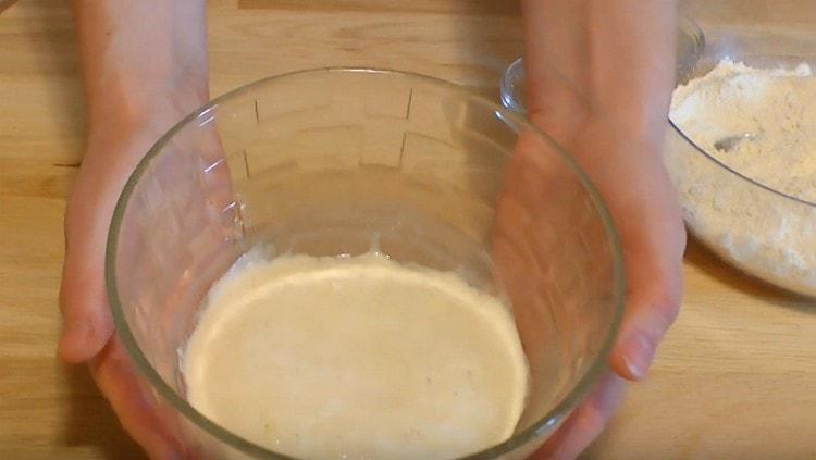 Leave the dough for half an hour.