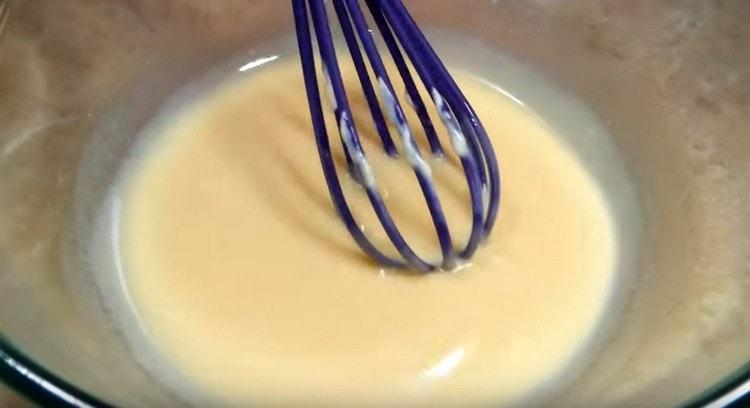 Mix the eggs with sour cream and sugar.