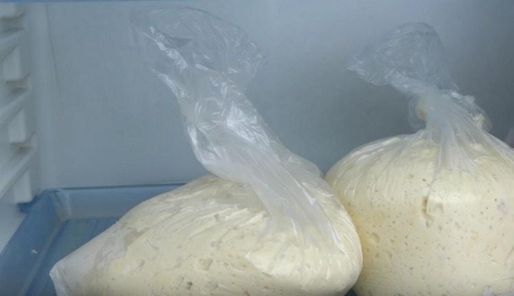 We place the packages with the dough in the refrigerator for 3 hours.