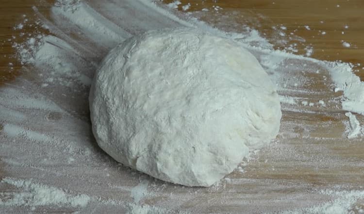 After 3 hours, a simple yeast dough prepared according to the recipe with dry yeast is ready to work.