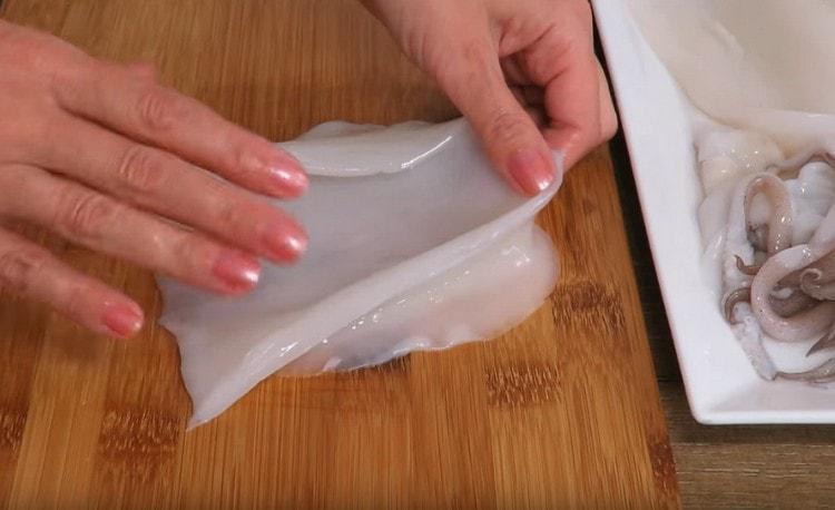 We clean squids, we wash carcasses.