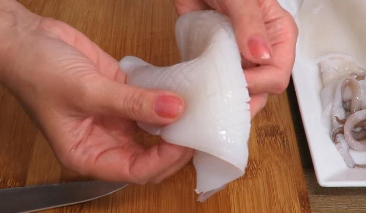 We make notches in one direction and the other, in order to get a net in the end.