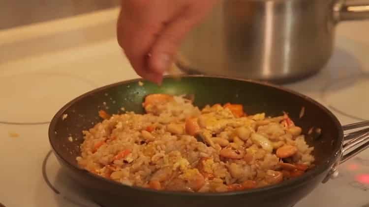 Mix the ingredients for the shrimp rice