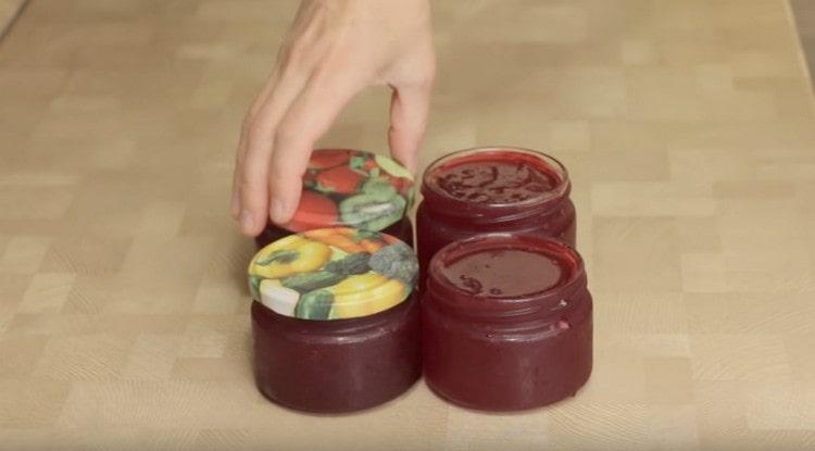 When the mass has cooled, it can be covered with lids or cling film.