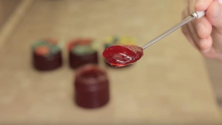 This redcurrant jelly holds its shape perfectly.