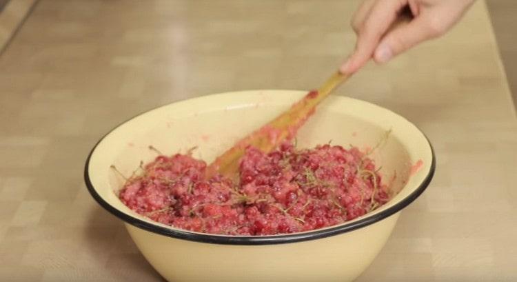 Mix the berries well with sugar so that the juice appears.