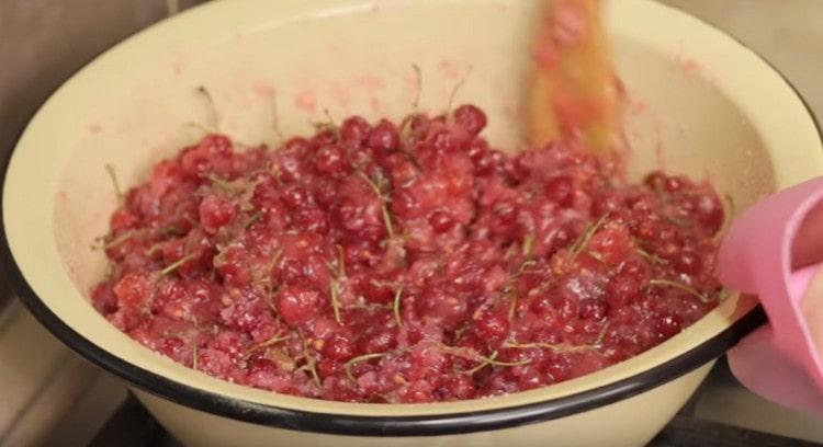 We put the berries on the stove and cook, stirring, for 10 minutes.