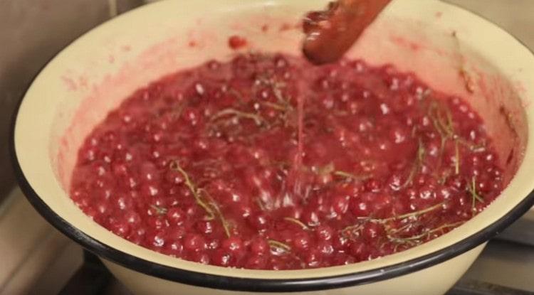 When the berries begin to boil, they need to be mixed intensively.