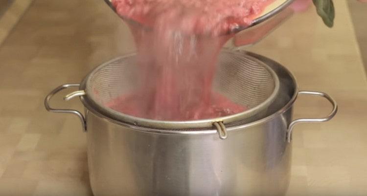 Having removed the formed foam, we filter the future jelly through a sieve.