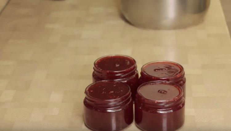 The jelly must be left open until completely cooled.