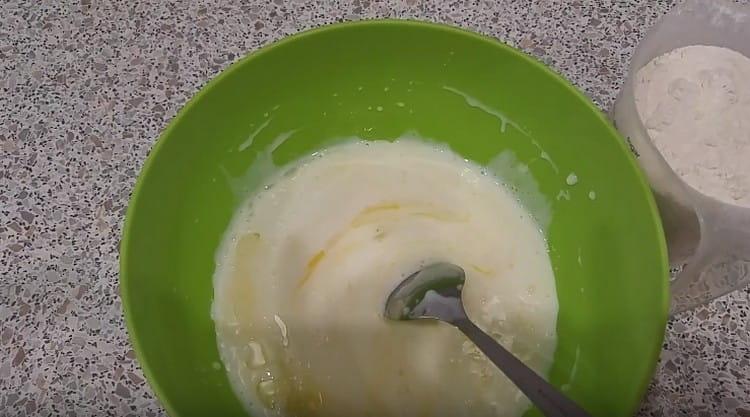 Add the egg, salt, vegetable oil, mix everything.