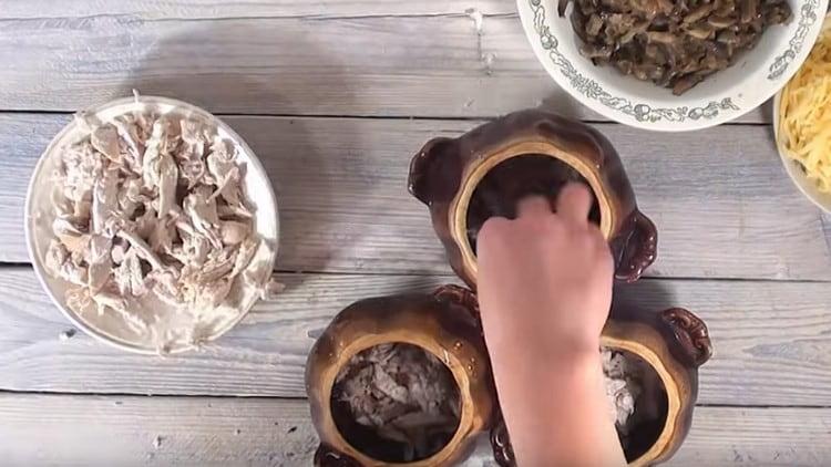 We spread the chicken in pots.