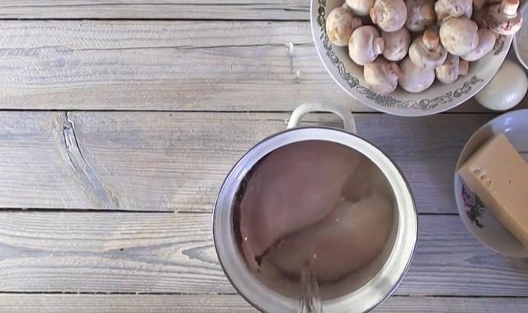 We put the chicken fillet to cook.