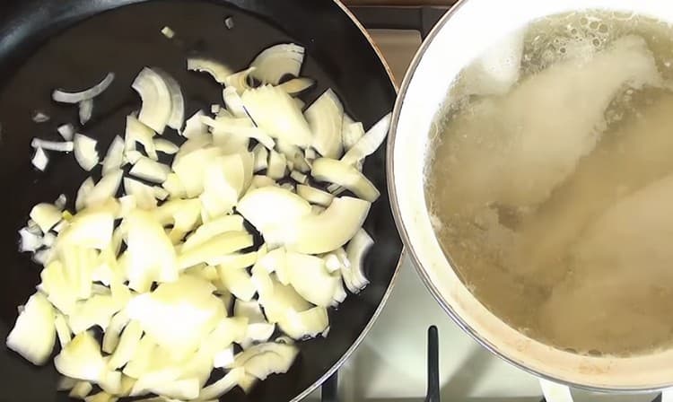 Fry the onions in a pan.