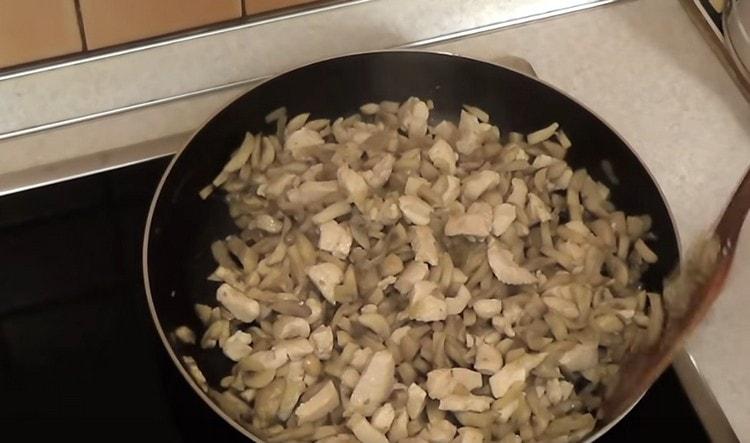 Add chicken to the mushrooms with onions.