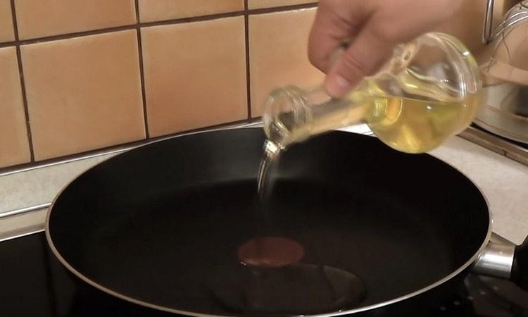 Heat the oil in a pan.