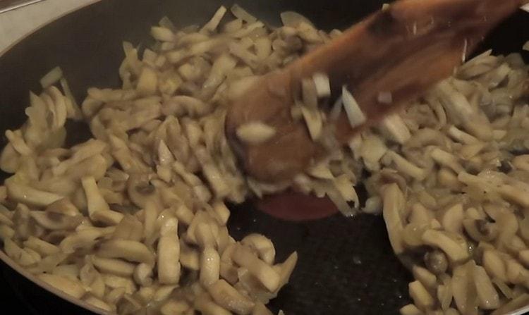 Fry the mushrooms until the liquid evaporates.