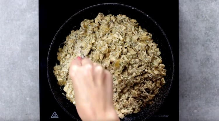 Salt and pepper the mushrooms with sour cream and onions, and then turn them off.