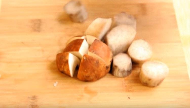 Cut into pieces forest mushrooms.