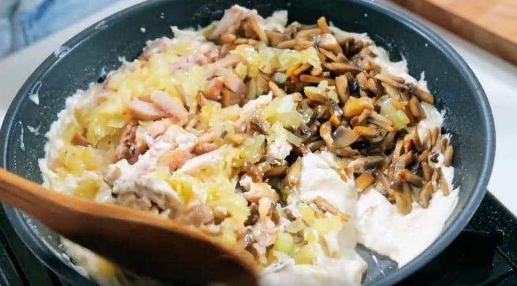 Put onion, chicken and mushrooms in the sauce.